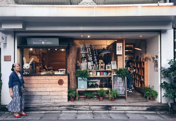 Supreme最新风尚揭秘,巷弄深处的独特魅力与特色小店之旅