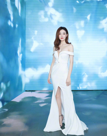 徐璐吊带裙最新图，自然美景中的时尚探索之旅