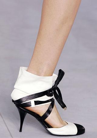 最新款香奈儿女鞋,小巷中的时尚秘密