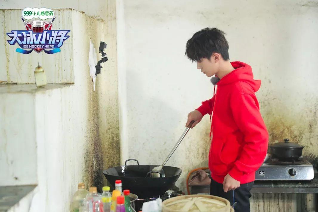 易烊千玺金鹰节最新投票动态与小巷中的美食秘境探索