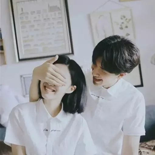 最新超甜情侣头像,小巷深处的甜蜜秘密