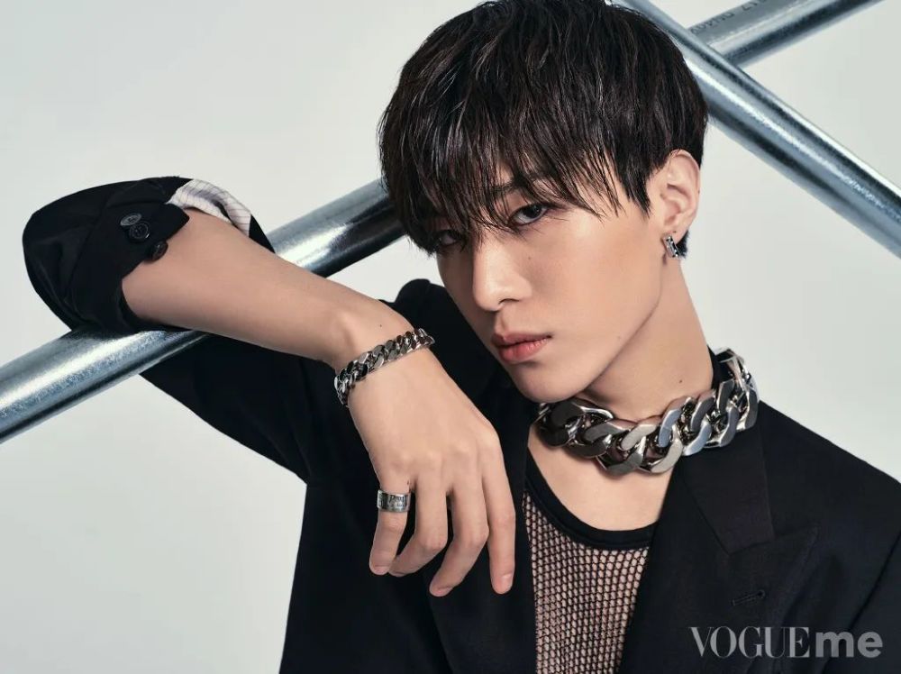 范丞丞杂志最新专题,日常趣事与友情纽带揭秘