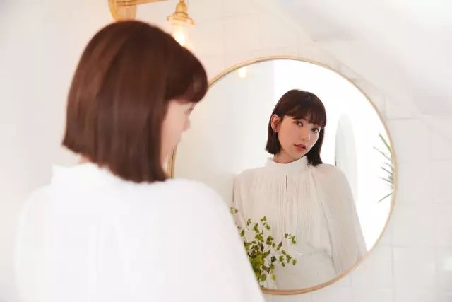 鞠靳祎最新图片分享,友情与陪伴的温馨日常