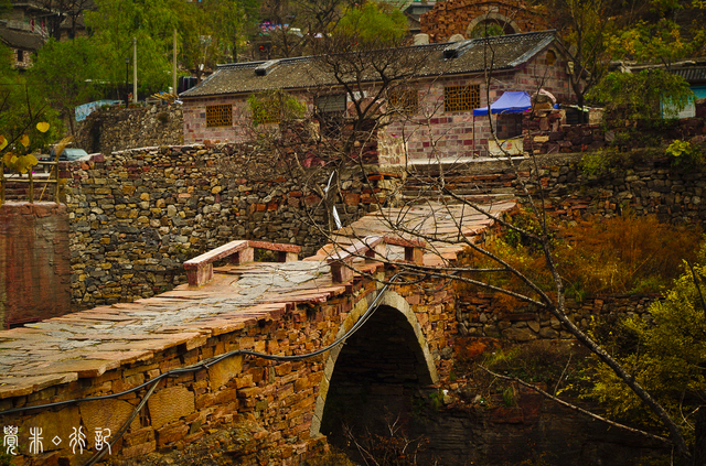 最新款红衫,小巷深处的时尚秘境探索