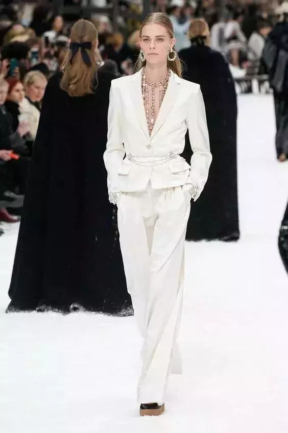 最新时尚女装,科技与生活完美融合的前卫时尚体验