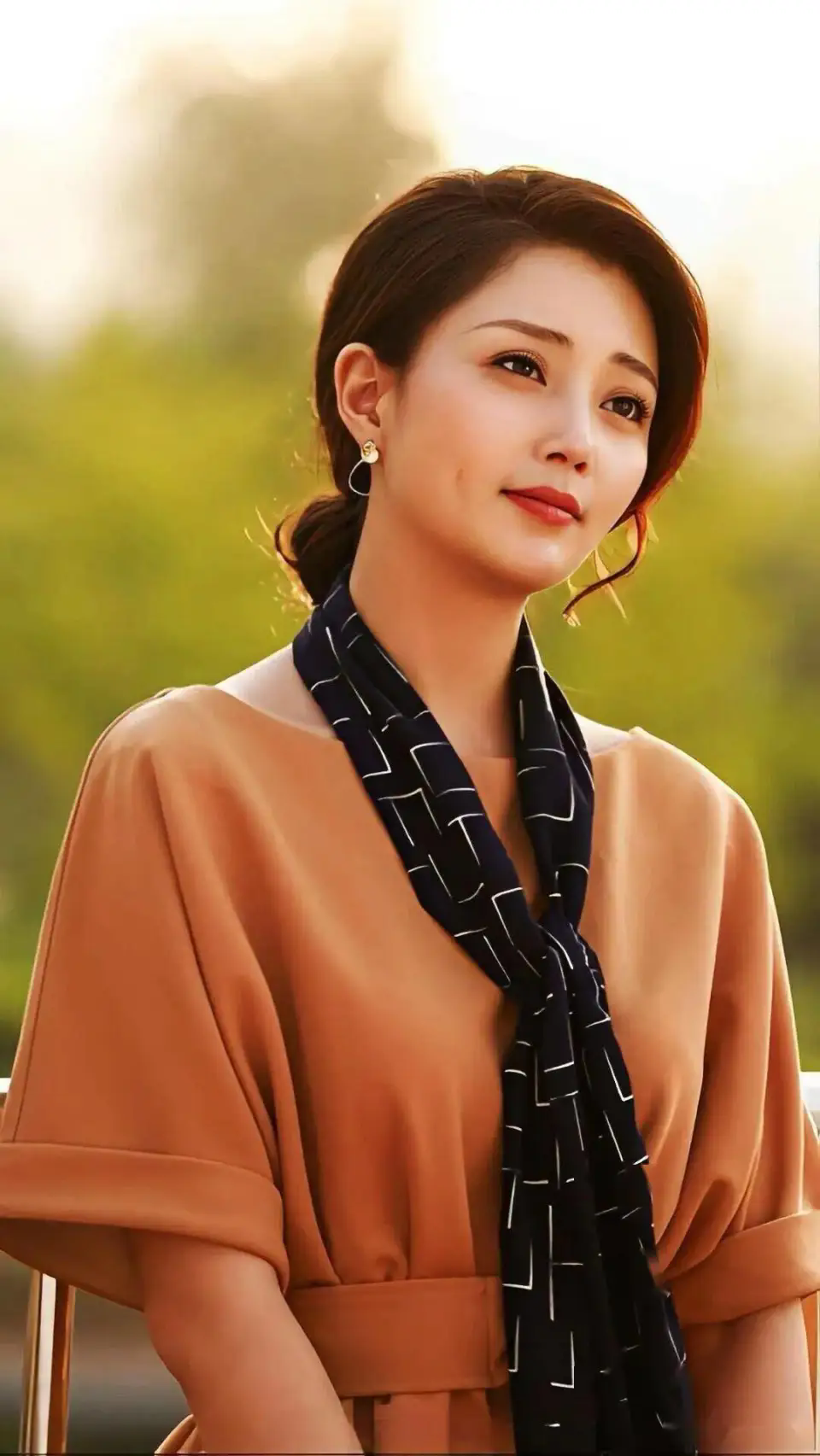 殷桃最新照片,时代之光下的璀璨明星风采