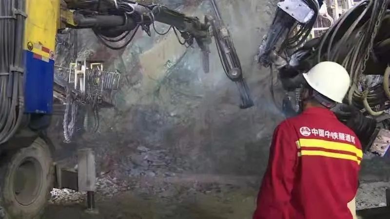 郑万高铁最新动态,速度与激情的新时代自信之旅