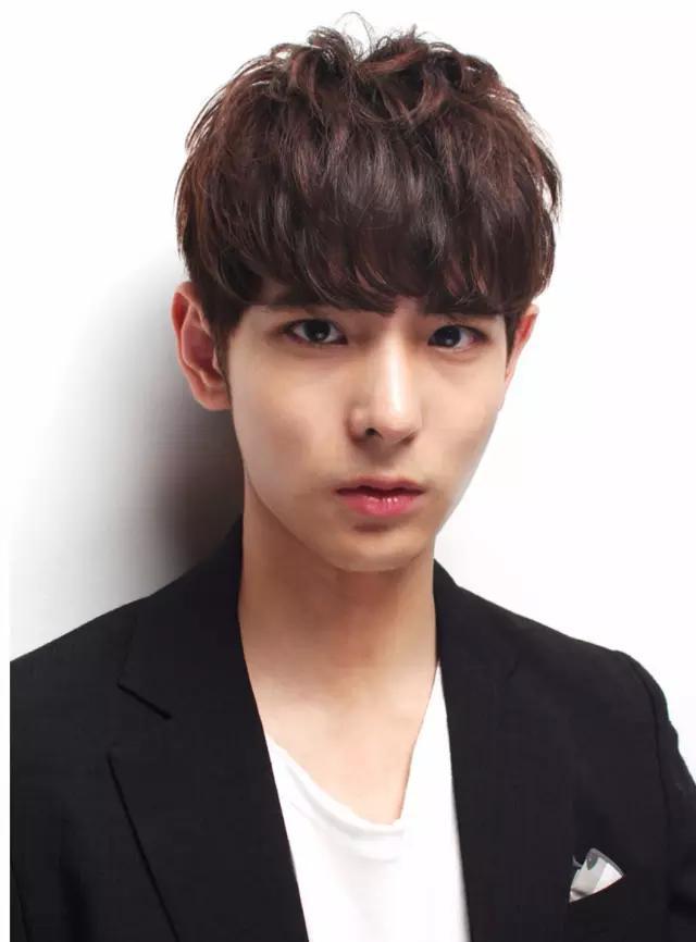 最新潮流发型背后的友情与温馨故事