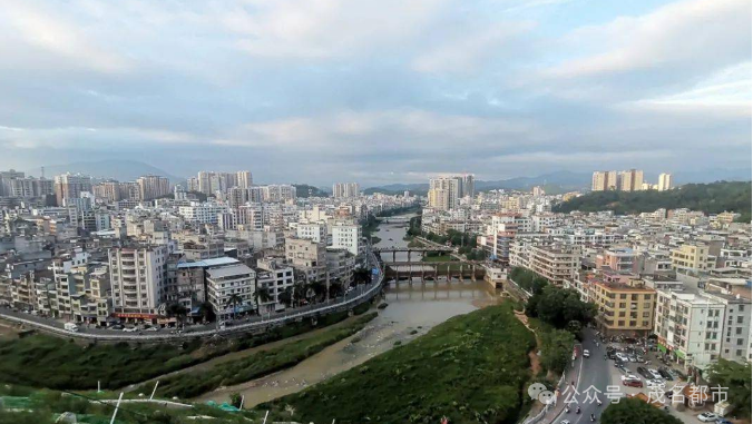 广东信宜市最新新闻,城市中的温馨日常与友情力量展现