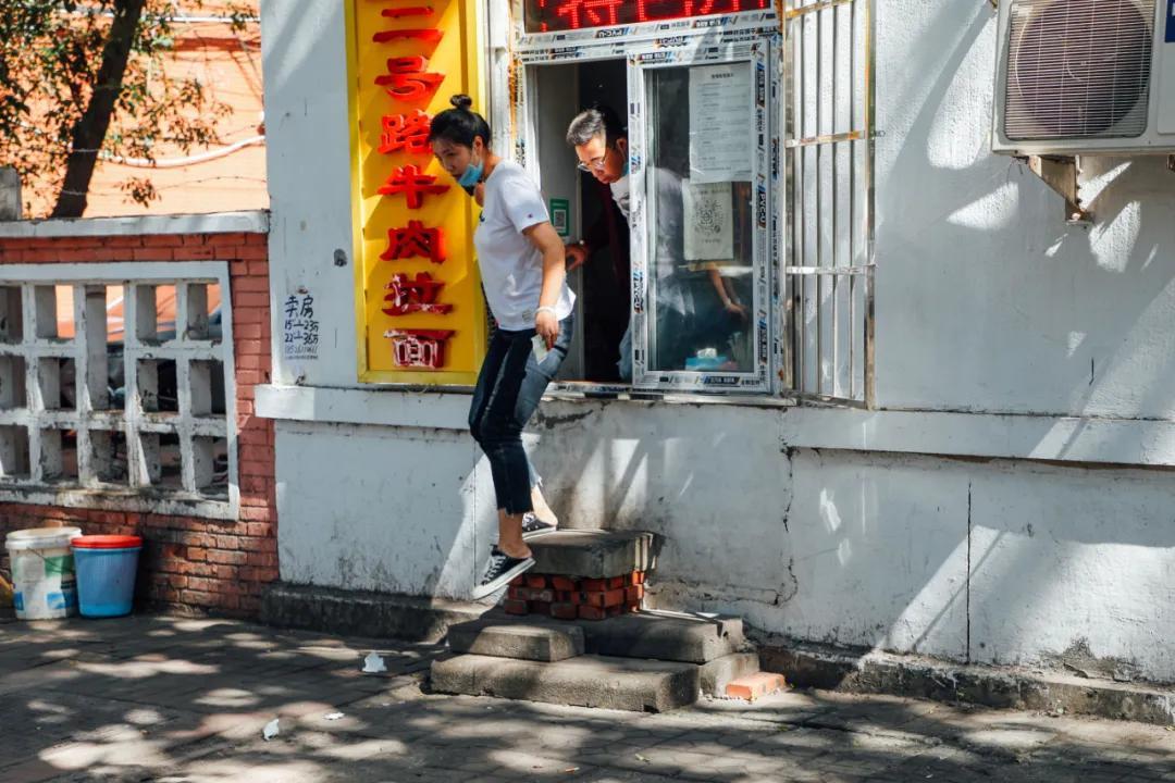 最新美女贴图与小巷深处的特色小店探秘